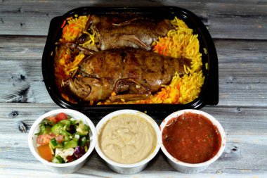 Mısır Hamam Mahşisi doldurulmuş güvercin, Arap mutfağı, pirinç dolu geleneksel doldurulmuş Mısır güvercin tabağı ve Freekeh çatlamış yeşil buğday taneleri, doğulu kızarmış güvercin yemeği ve Basmati pilavı.