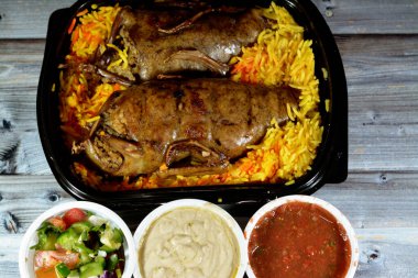 Mısır Hamam Mahşisi doldurulmuş güvercin, Arap mutfağı, pirinç dolu geleneksel doldurulmuş Mısır güvercin tabağı ve Freekeh çatlamış yeşil buğday taneleri, doğulu kızarmış güvercin yemeği ve Basmati pilavı.