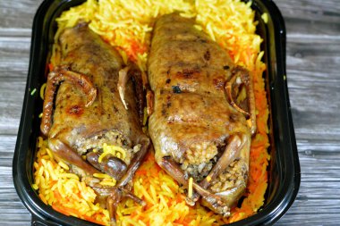 Mısır Hamam Mahşisi doldurulmuş güvercin, Arap mutfağı, pirinç dolu geleneksel doldurulmuş Mısır güvercin tabağı ve Freekeh çatlamış yeşil buğday taneleri, doğulu kızarmış güvercin yemeği ve Basmati pilavı.