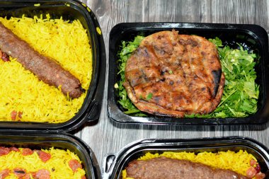 Geleneksel Mısır Hawai 'sinin arka planı, kıyma ve soğanla doldurulmuş pita ve soğanlı biftek Kofta, kebap ve tarb kofta şiş Basmati pilavı ve kuru üzümlü kıyma.