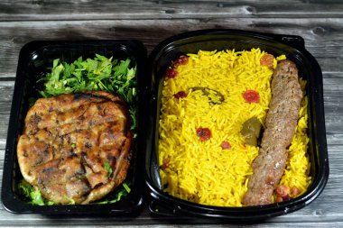 Geleneksel Mısır Hawai 'sinin arka planı, kıyma ve soğanla doldurulmuş pita ve soğanlı biftek Kofta, kebap ve tarb kofta şiş Basmati pilavı ve kuru üzümlü kıyma.