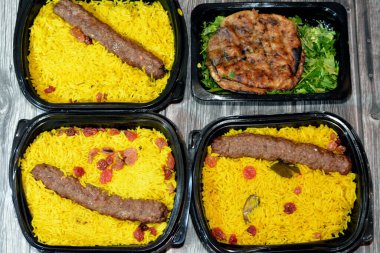 Geleneksel Mısır Hawai 'sinin arka planı, kıyma ve soğanla doldurulmuş pita ve soğanlı biftek Kofta, kebap ve tarb kofta şiş Basmati pilavı ve kuru üzümlü kıyma.