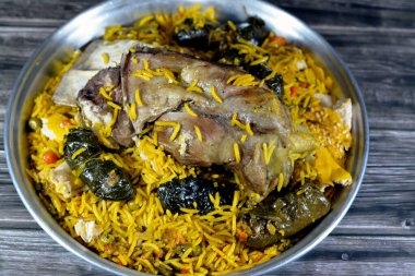 İyi pişmiş, sarı Basmati pilavlı, karışık sebzeli, mahshi Mahshy üzümlü, beyaz pilavlı, fırında yavaşça kızartılmış ve seçici odaklı kuzu inciği.