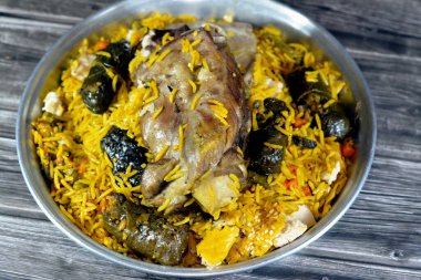 İyi pişmiş, sarı Basmati pilavlı, karışık sebzeli, mahshi Mahshy üzümlü, beyaz pilavlı, fırında yavaşça kızartılmış ve seçici odaklı kuzu inciği.