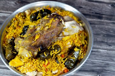 İyi pişmiş, sarı Basmati pilavlı, karışık sebzeli, mahshi Mahshy üzümlü, beyaz pilavlı, fırında yavaşça kızartılmış ve seçici odaklı kuzu inciği.