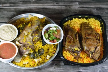 Mısırlı Hamam güvercinleri Mahshi güvercini pirinçle doldurdu ve kuzu inciği fırında pişirildi Basmati pilavı ve sebzelerle doldurulmuş üzüm yaprakları ile iyi pişirildi.