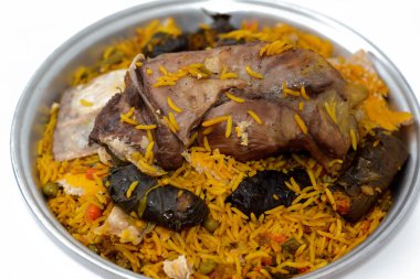 İyi pişmiş, sarı Basmati pilavlı, karışık sebzeli, mahshi Mahshy üzümlü, beyaz pilavlı, fırında yavaşça kızartılmış ve seçici odaklı kuzu inciği.