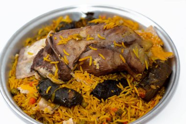 İyi pişmiş, sarı Basmati pilavlı, karışık sebzeli, mahshi Mahshy üzümlü, beyaz pilavlı, fırında yavaşça kızartılmış ve seçici odaklı kuzu inciği.