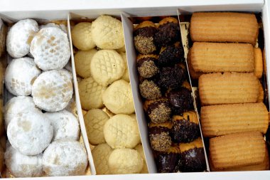 Geleneksel Arap kurabiyeleri İslami bayramları kutlamak için El-Fitr ziyafeti, Mısır Ghoriba 'sı, pudra şekerli Mısır Kahkesi, çikolatalı minyon dört (mignardises) ve Mısır bayramı bisküvileri