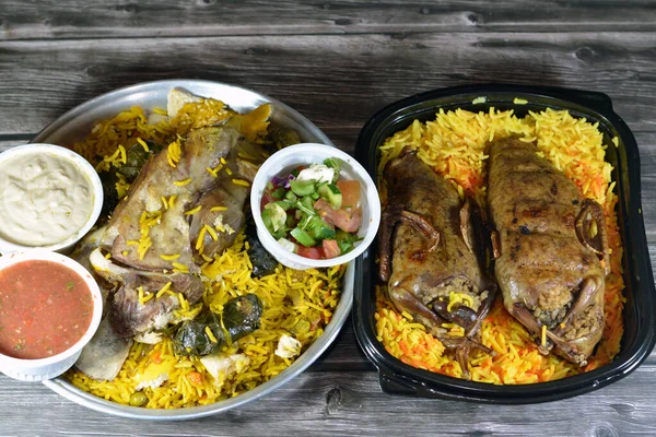 Mısırlı Hamam güvercinleri Mahshi güvercini pirinçle doldurdu ve kuzu inciği fırında pişirildi Basmati pilavı ve sebzelerle doldurulmuş üzüm yaprakları ile iyi pişirildi.