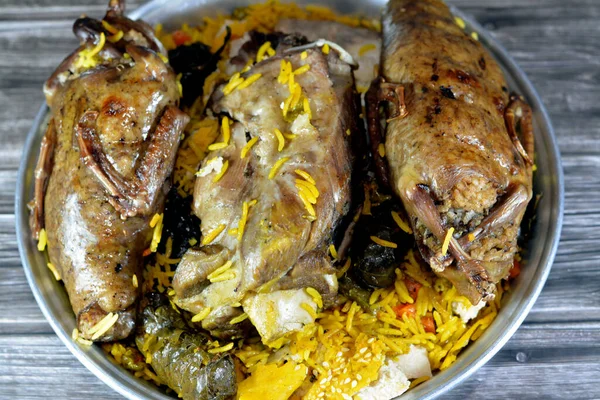 Ägyptische Hamam Tauben Mahshi Gefüllter Tintenfisch Mit Reis Und Lammkeule — Stockfoto