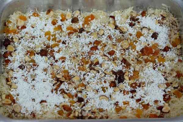 一种传统的中东甜点Knafeh 用一种叫做 Kataifi 的旋转糕点制成 浸渍在一种叫做 Attar 的甜糖基糖浆中 并与榛子 切碎的椰子 开心果和坚果分层 — 图库照片