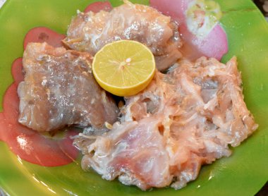 Mısır 'daki sahte El Nessim festivali bahar kutlamaları sırasında geleneksel bir kutlama yemeği olan Mugil türünün mayalanmış, tuzlanmış ve kurutulmuş gri tekir balığı olan Fesikh.