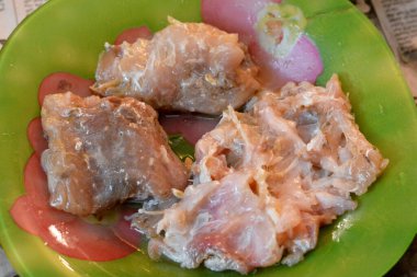 Mısır 'daki sahte El Nessim festivali bahar kutlamaları sırasında geleneksel bir kutlama yemeği olan Mugil türünün mayalanmış, tuzlanmış ve kurutulmuş gri tekir balığı olan Fesikh.