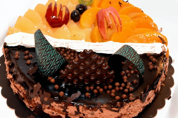 Pastel Cumpleaños Fresco Con Barras Trozos Chocolate Crema Batida Rodajas — Foto de Stock