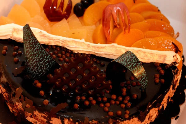 Gâteau Anniversaire Frais Avec Barres Morceaux Chocolat Crème Fouettée Tranches — Photo