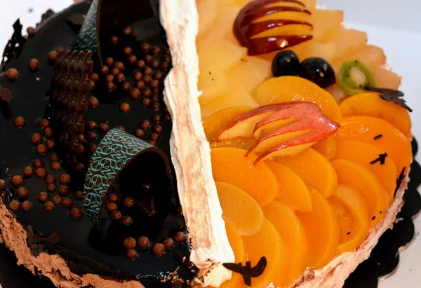 Gâteau Anniversaire Frais Avec Barres Morceaux Chocolat Crème Fouettée Tranches — Photo