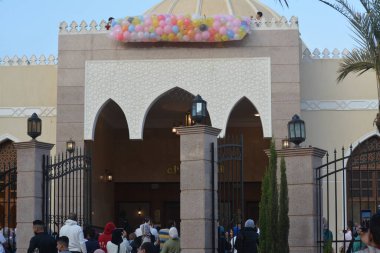 Kahire, Mısır, 21 Nisan 2023: Kurban Bayramı 'ndan sonra çocuklar ve çocuklar için balon fırlatmak, Ramazan bayramından sonra İslami kahvaltı, bayram namazından sonra bayram ve kutlama havası