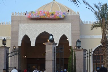 Kahire, Mısır, 21 Nisan 2023: Kurban Bayramı 'ndan sonra çocuklar ve çocuklar için balon fırlatmak, Ramazan bayramından sonra İslami kahvaltı, bayram namazından sonra bayram ve kutlama havası