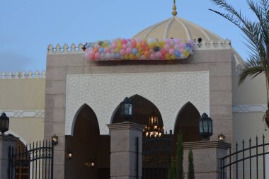 Kahire, Mısır, 21 Nisan 2023: Kurban Bayramı 'ndan sonra çocuklar ve çocuklar için balon fırlatmak, Ramazan bayramından sonra İslami kahvaltı, bayram namazından sonra bayram ve kutlama havası