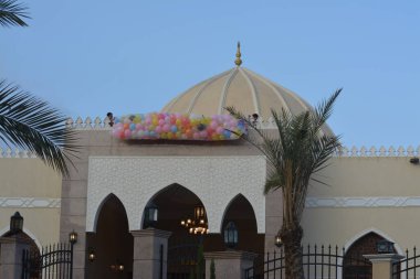 Kahire, Mısır, 21 Nisan 2023: Kurban Bayramı 'ndan sonra çocuklar ve çocuklar için balon fırlatmak, Ramazan bayramından sonra İslami kahvaltı, bayram namazından sonra bayram ve kutlama havası