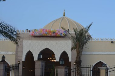 Kahire, Mısır, 21 Nisan 2023: Kurban Bayramı 'ndan sonra çocuklar ve çocuklar için balon fırlatmak, Ramazan bayramından sonra İslami kahvaltı, bayram namazından sonra bayram ve kutlama havası