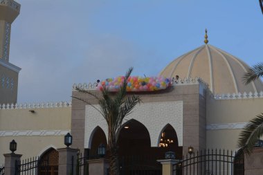 Kahire, Mısır, 21 Nisan 2023: Kurban Bayramı 'ndan sonra çocuklar ve çocuklar için balon fırlatmak, Ramazan bayramından sonra İslami kahvaltı, bayram namazından sonra bayram ve kutlama havası