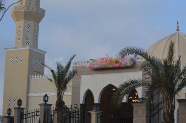 Kahire, Mısır, 21 Nisan 2023: Kurban Bayramı 'ndan sonra çocuklar ve çocuklar için balon fırlatmak, Ramazan bayramından sonra İslami kahvaltı, bayram namazından sonra bayram ve kutlama havası