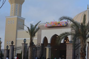 Kahire, Mısır, 21 Nisan 2023: Kurban Bayramı 'ndan sonra çocuklar ve çocuklar için balon fırlatmak, Ramazan bayramından sonra İslami kahvaltı, bayram namazından sonra bayram ve kutlama havası