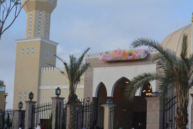 Kahire, Mısır, 21 Nisan 2023: Kurban Bayramı 'ndan sonra çocuklar ve çocuklar için balon fırlatmak, Ramazan bayramından sonra İslami kahvaltı, bayram namazından sonra bayram ve kutlama havası