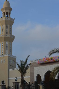 Kahire, Mısır, 21 Nisan 2023: Kurban Bayramı 'ndan sonra çocuklar ve çocuklar için balon fırlatmak, Ramazan bayramından sonra İslami kahvaltı, bayram namazından sonra bayram ve kutlama havası