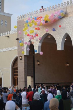 Kahire, Mısır, 21 Nisan 2023: Kurban Bayramı 'ndan sonra çocuklar ve çocuklar için balon fırlatmak, Ramazan bayramından sonra İslami kahvaltı, bayram namazından sonra bayram ve kutlama havası