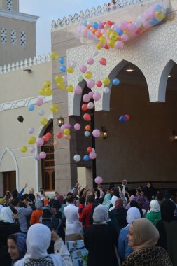 Kahire, Mısır, 21 Nisan 2023: Kurban Bayramı 'ndan sonra çocuklar ve çocuklar için balon fırlatmak, Ramazan bayramından sonra İslami kahvaltı, bayram namazından sonra bayram ve kutlama havası