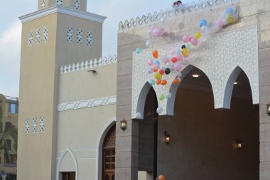 Kahire, Mısır, 21 Nisan 2023: Kurban Bayramı 'ndan sonra çocuklar ve çocuklar için balon fırlatmak, Ramazan bayramından sonra İslami kahvaltı, bayram namazından sonra bayram ve kutlama havası