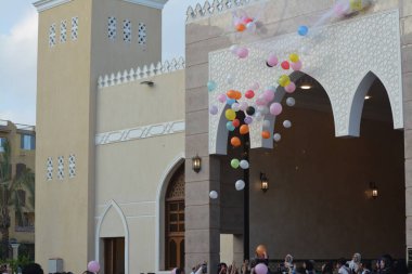 Kahire, Mısır, 21 Nisan 2023: Kurban Bayramı 'ndan sonra çocuklar ve çocuklar için balon fırlatmak, Ramazan bayramından sonra İslami kahvaltı, bayram namazından sonra bayram ve kutlama havası