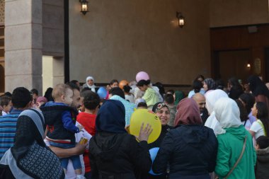 Kahire, Mısır, 21 Nisan 2023: Kurban Bayramı 'ndan sonra çocuklar ve çocuklar için balon fırlatmak, Ramazan bayramından sonra İslami kahvaltı, bayram namazından sonra bayram ve kutlama havası