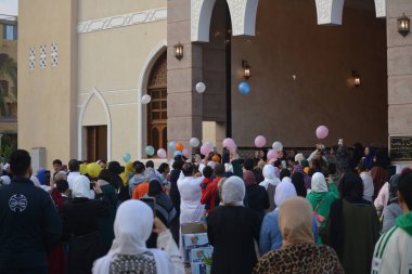Kahire, Mısır, 21 Nisan 2023: Kurban Bayramı 'ndan sonra çocuklar ve çocuklar için balon fırlatmak, Ramazan bayramından sonra İslami kahvaltı, bayram namazından sonra bayram ve kutlama havası