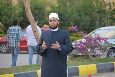 Kahire, Mısır, 21 Nisan 2023: Cami vaizi İmam, cami yakınlarındaki açık bir hava sahasında, Ramazan namazı ve kutlamalardan sonraki gün İslami kahvaltı şöleninde Kurban Bayramı 'nı düzenledi.