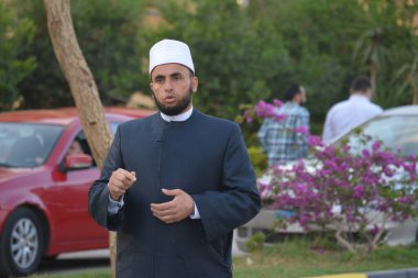 Kahire, Mısır, 21 Nisan 2023: Cami vaizi İmam, cami yakınlarındaki açık bir hava sahasında, Ramazan namazı ve kutlamalardan sonraki gün İslami kahvaltı şöleninde Kurban Bayramı 'nı düzenledi.