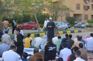 Kahire, Mısır, 21 Nisan 2023: Cami vaizi İmam, cami yakınlarındaki açık bir hava sahasında, Ramazan namazı ve kutlamalardan sonraki gün İslami kahvaltı şöleninde Kurban Bayramı 'nı düzenledi.