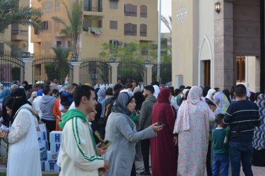 Kahire, Mısır, 21 Nisan 2023: Kurban Bayramı 'ndan sonra çocuklar ve çocuklar için balon fırlatmak, Ramazan bayramından sonra İslami kahvaltı, bayram namazından sonra bayram ve kutlama havası