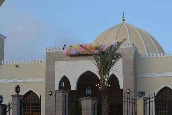カイロ エジプト 2023年4月21日 Eid Feterの後の子供と子供のための風船を投げるラマダーン月の饗宴 お祝いの後のイスラム朝食野外でのEidの祈りの後の有名人の側面 — ストック写真