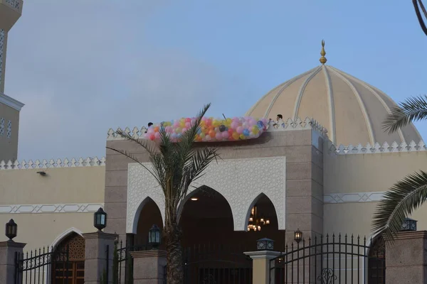 カイロ エジプト 2023年4月21日 Eid Feterの後の子供と子供のための風船を投げるラマダーン月の饗宴 お祝いの後のイスラム朝食野外でのEidの祈りの後の有名人の側面 — ストック写真