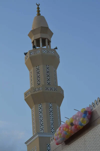 埃及开罗一座清真寺外的节日和庆祝活动的背景是 在清真寺的屋顶上 有几十个气球被放置在尖塔旁边 准备在开斋节祈祷之后向孩子们开放 — 图库照片
