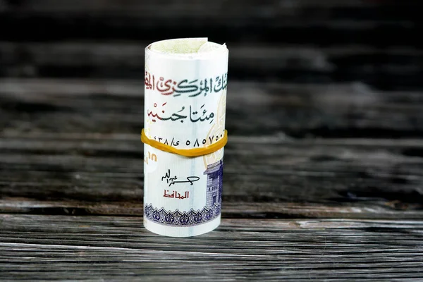 200埃及镑钞票系列2022埃及镑钞票包括埃及开罗的卡尼湾清真寺 坐着的抄写员卷起用弹性橡皮筋包裹着 捆着埃及钞票 — 图库照片