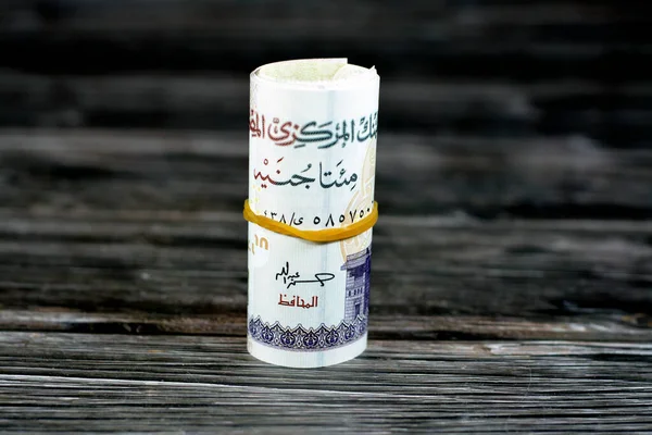 200埃及镑钞票系列2022埃及镑钞票包括埃及开罗的卡尼湾清真寺 坐着的抄写员卷起用弹性橡皮筋包裹着 捆着埃及钞票 — 图库照片