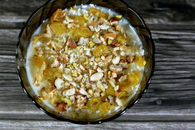 Pirinç pudingi, pirinç, mısır unu, su veya sütle karıştırılmış şeker ve diğer malzemeler, fındık, tarçın, vanilya ve kuru üzümler, adı Riz au lait, Slta, Sholezard ve moghli.