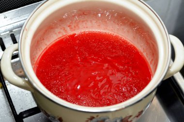 Lezzetli kırmızı jöleli puding aromalı, soğuk kırmızı çilekli jöle tatlısının seçici odak noktası, jelatin tatlılar (ayrıca jöle veya jöle), tatlandırılmış ve tatlandırılmış