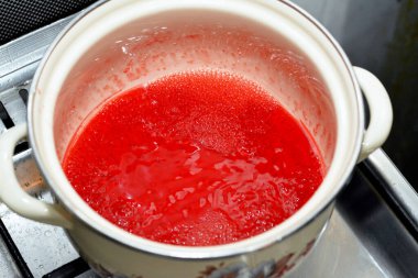 Lezzetli kırmızı jöleli puding aromalı, soğuk kırmızı çilekli jöle tatlısının seçici odak noktası, jelatin tatlılar (ayrıca jöle veya jöle), tatlandırılmış ve tatlandırılmış