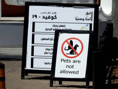 Kahire, Mısır, 24 Nisan 2023: Bir hayvanın, kafeler ve restoranlar alanındaki Arap koruma talimatları metni ile emlak politikası ve güvenlik kaygılarını ele almasına izin verilmiyor